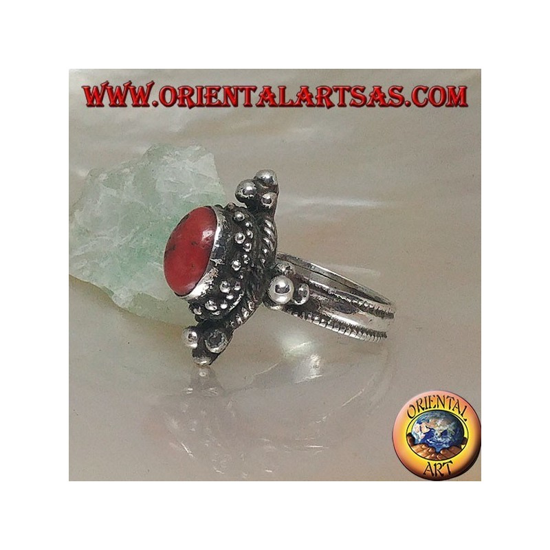 Anello in argento con corallo antico Tibetano ovale contornato di pallini su montatura nepalese