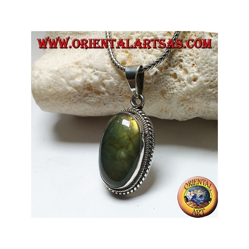 Ciondolo in argento con labradorite ovale a cabochon contornata da doppio intreccio bidimensionale
