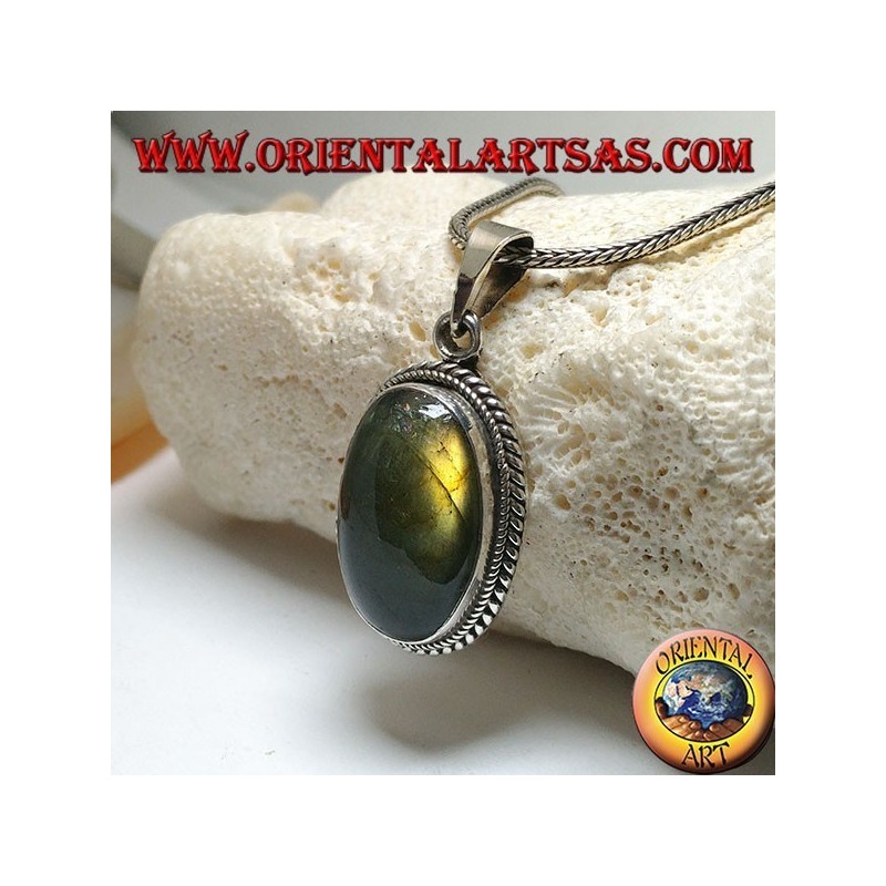 Ciondolo in argento con labradorite ovale a cabochon contornata da doppio intreccio bidimensionale