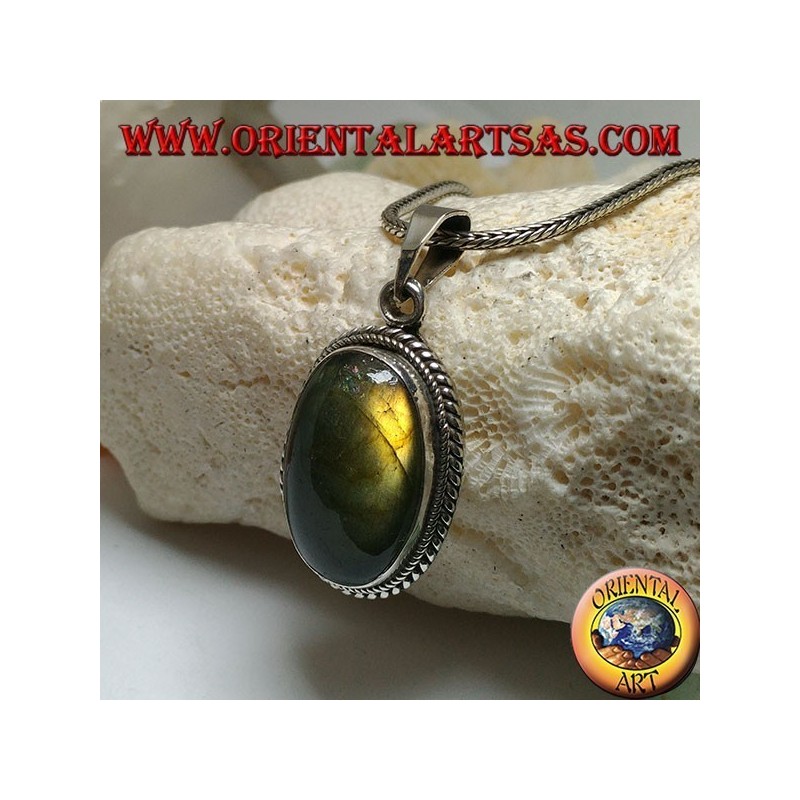 Ciondolo in argento con labradorite ovale a cabochon contornata da doppio intreccio bidimensionale