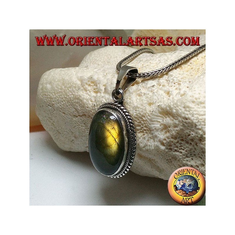 Ciondolo in argento con labradorite ovale a cabochon contornata da doppio intreccio bidimensionale