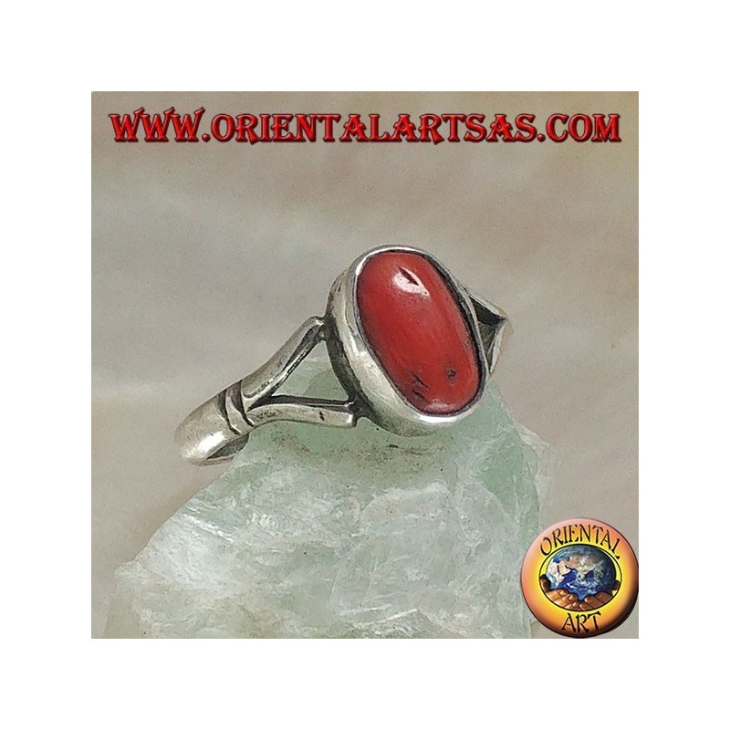 Anillo de plata con coral antiguo tibetano ovalado enganchado por dos cables en una configuración simple