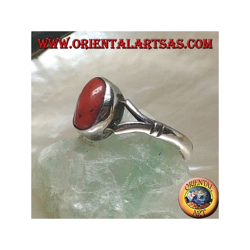 Anello in argento con corallo antico Tibetano ovale agganciato da due fili su montatura semplice