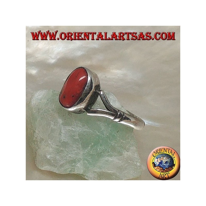 Bague en argent avec corail antique tibétain ovale accroché par deux fils sur un sertissage simple