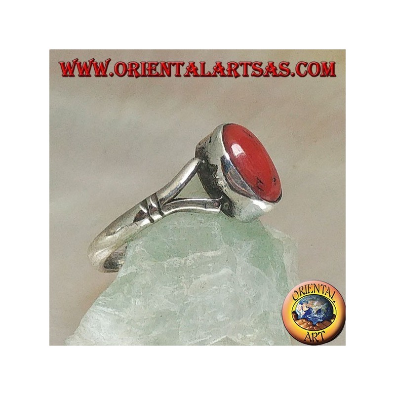 Anello in argento con corallo antico Tibetano ovale agganciato da due fili su montatura semplice