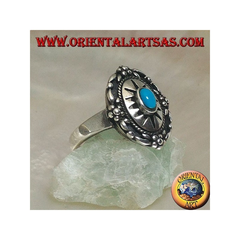 Escudo anillo de plata decorado con turquesa central ovalada en sol grabado y flores en el borde