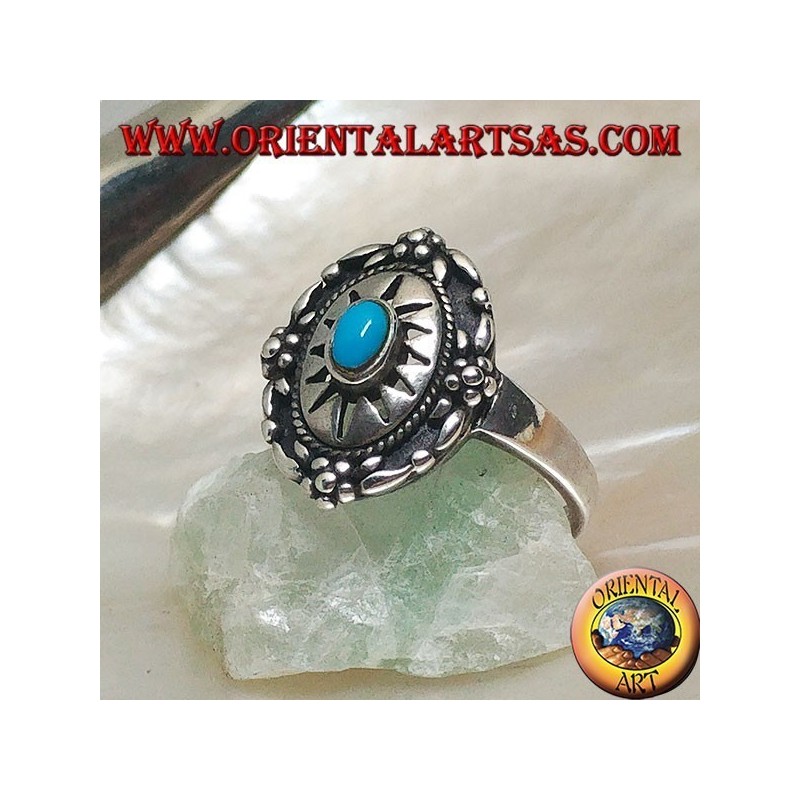 Anello in argento a scudo decorato con turchese ovale centrale su sole inciso e fiori sul bordo