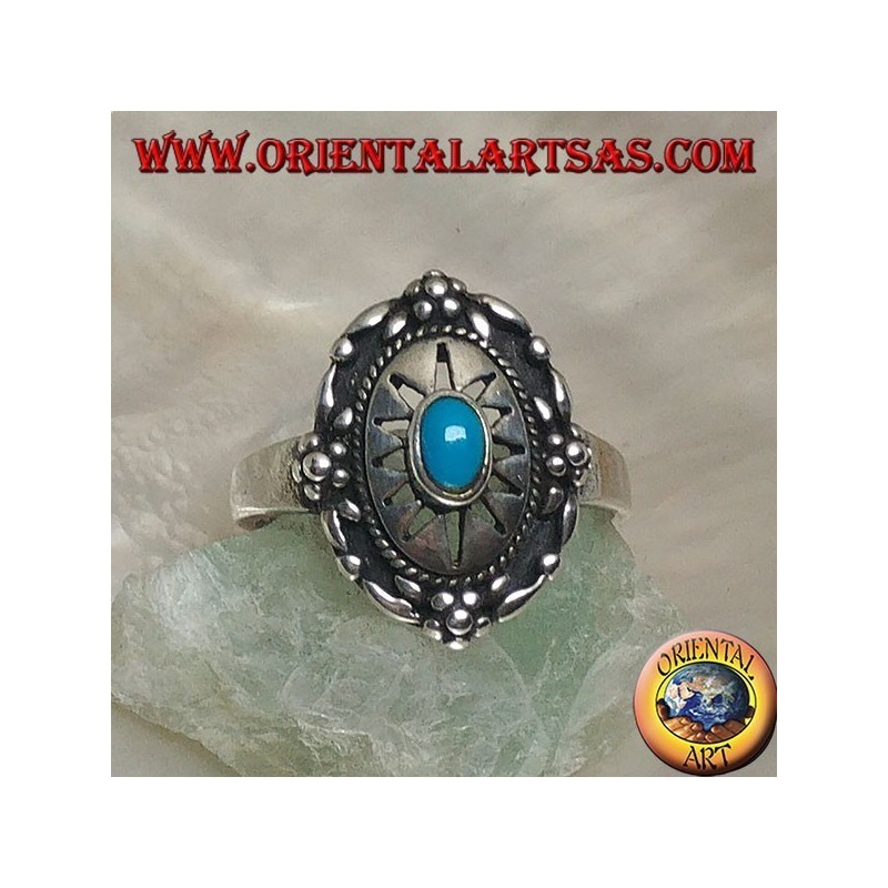 Bouclier bague en argent ornée de turquoise ovale central sur soleil gravé et fleurs sur le bord