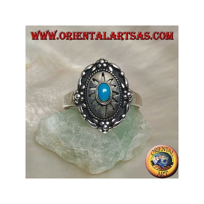 Escudo anillo de plata decorado con turquesa central ovalada en sol grabado y flores en el borde