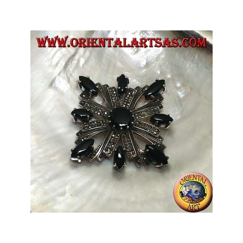 Broche en argent avec une croix celtique parsemée de marcassite entourée d'onyx navettes et d'un rond central