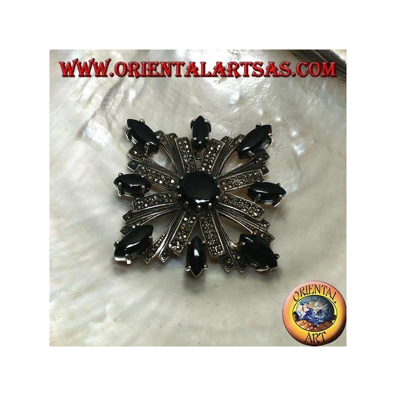 Broche en argent avec une croix celtique parsemée de marcassite entourée d'onyx navettes et d'un rond central