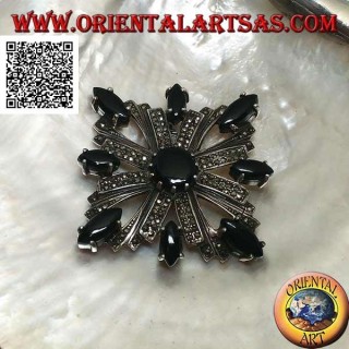 Spilla in argento a croce celtica tempestata di marcassite contornata da onici a navetta e una tonda centrale