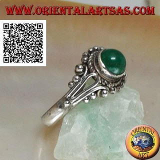 Anello in argento con agata verde tonda a cabochon contornata da intreccio e decorazione a palline