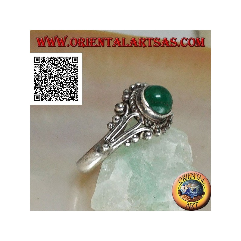 Anello in argento con agata verde tonda a cabochon contornata da intreccio e decorazione a palline