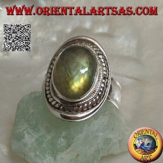 Anello in argento con labradorite ovale cabochon contornata da intreccio su scudo liscio