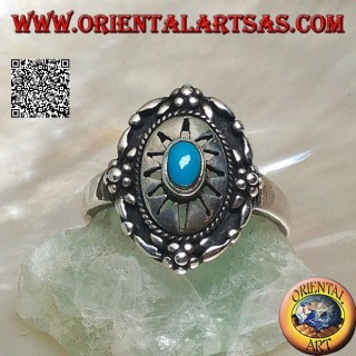 Escudo anillo de plata decorado con turquesa central ovalada en sol grabado y flores en el borde