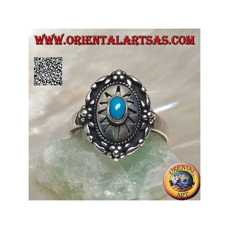 Bouclier bague en argent ornée de turquoise ovale central sur soleil gravé et fleurs sur le bord