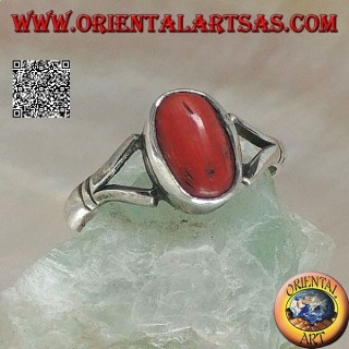 Bague en argent avec corail antique tibétain ovale accroché par deux fils sur un sertissage simple