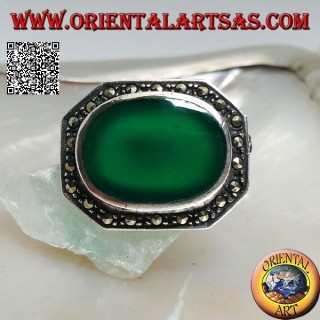 Spilla in argento a forma di ottagono allungato con agata verde ovale grande contornata da marcassite