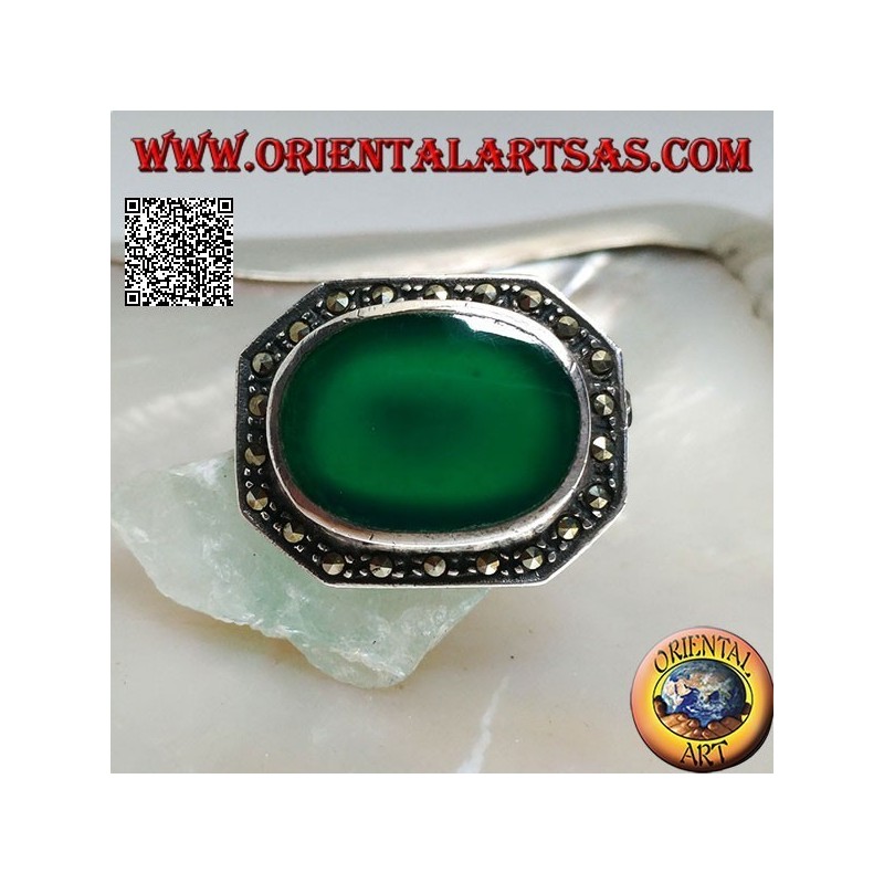 Broche allongée en argent de forme octogonale avec grande agate verte ovale entourée de marcassite
