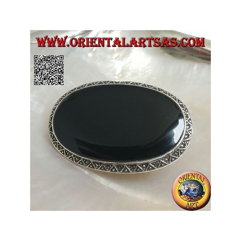 Broche en argent avec grand onyx ovale entouré de triangles et décor de boules