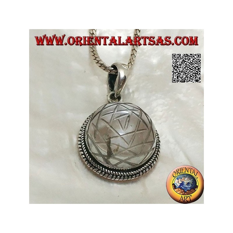 Ciondolo in argento con Sri Yantra inciso su cristallo di rocca tondo e bordo intrecciato