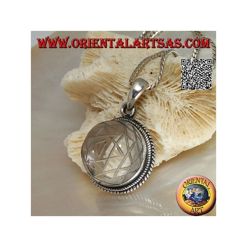 Pendentif en argent avec Sri Yantra gravé sur un cristal de roche rond et bordure tressée