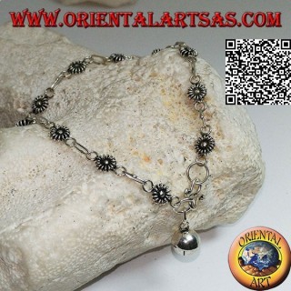 Pulsera de plata suave con flores y cadena con campana colgante.