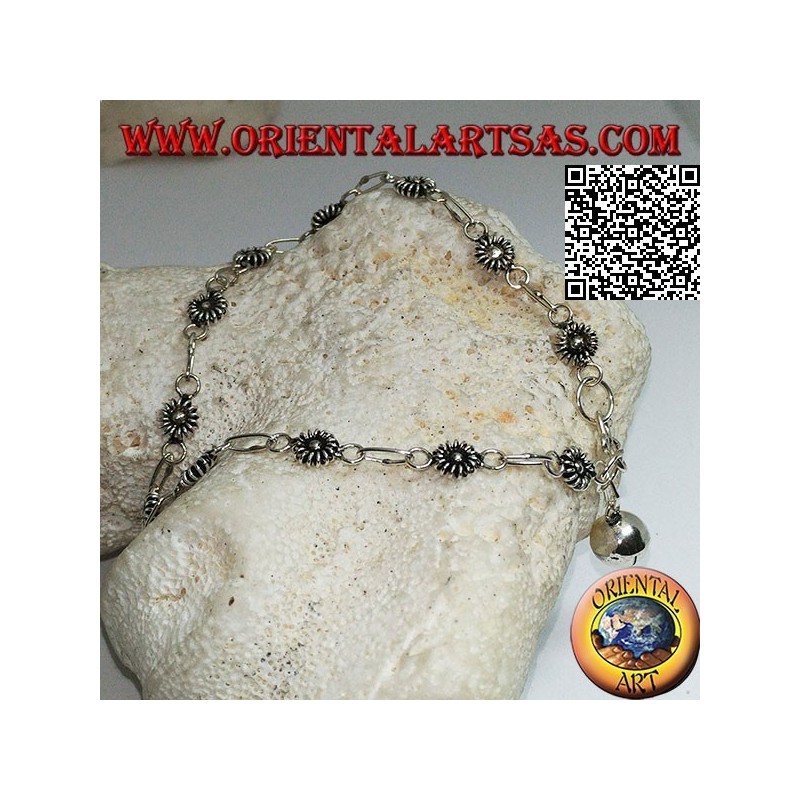 Pulsera de plata suave con flores y cadena con campana colgante.