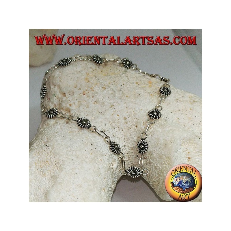 Bracciale in argento morbido con fiorellini e catenina con campanella pendente