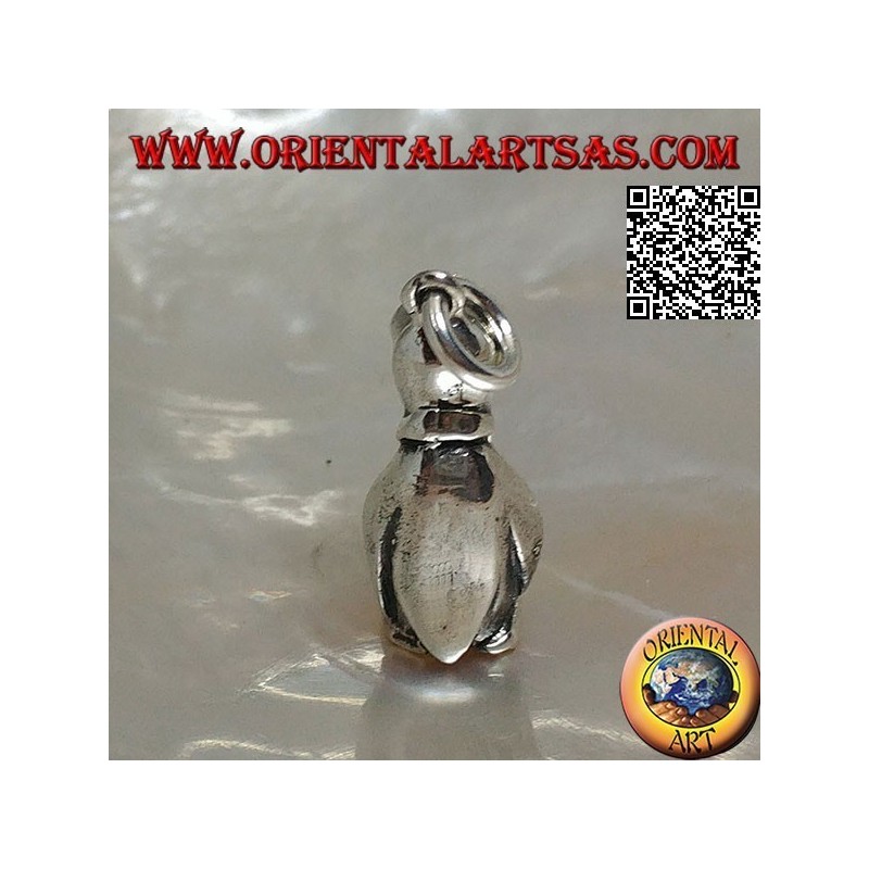 Pendentif en argent en forme de pingouin en trois dimensions avec nœud papillon