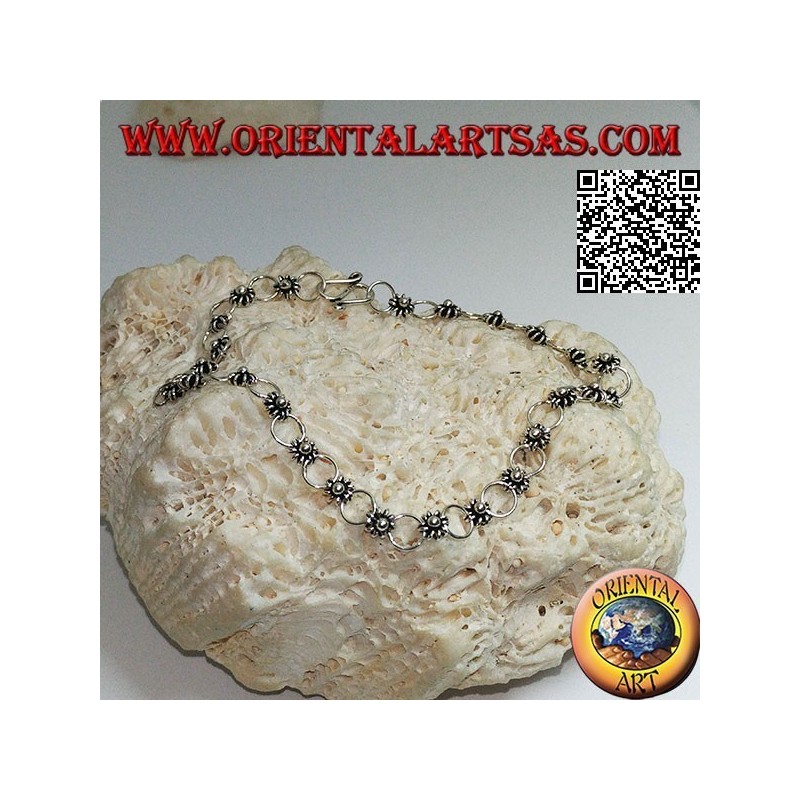 Pulsera de plata suave con flores y cintas para la cabeza.