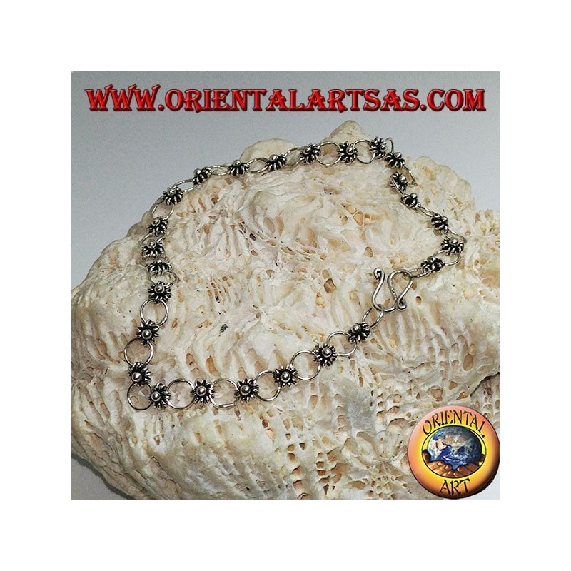 Pulsera de plata suave con flores y cintas para la cabeza.