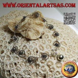 Bracelet en argent tendre avec chaîne de fleurs dans la goutte et cloche finale