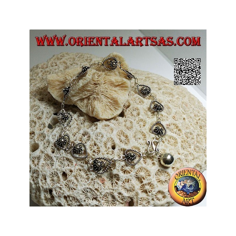 Pulsera de plata suave con cadena de flores en la caída y campana final