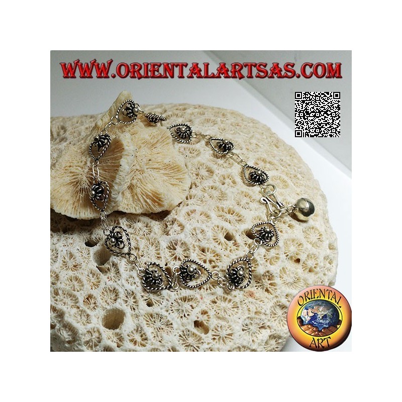 Bracciale in argento morbido a catenella di fiori nella goccia e campanella finale