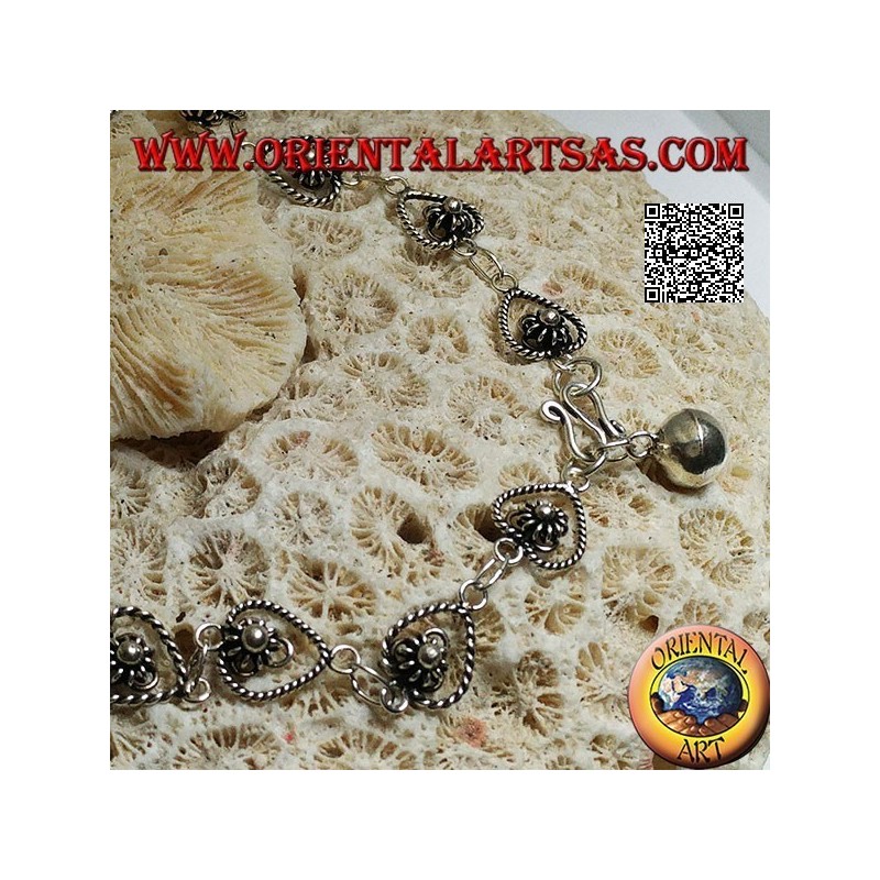Pulsera de plata suave con cadena de flores en la caída y campana final