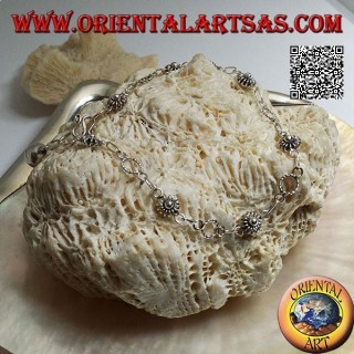 Bracelet en argent tendre avec fleurs et cercles alternés et cloche finale