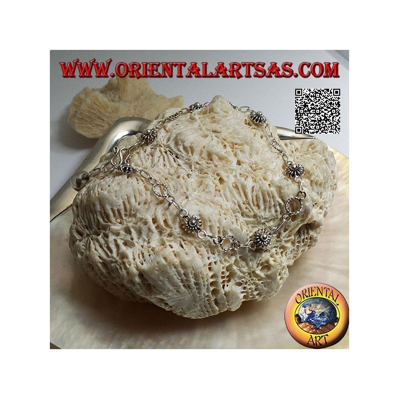 Bracciale in argento morbido con fiorellini e cerchietti alternati e campanella finale