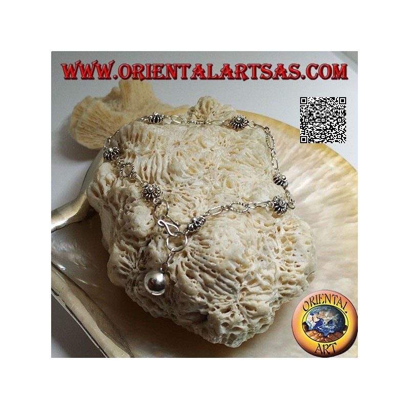 Weiches Silberarmband mit Blumen und abwechselnden Kreisen und letzter Glocke