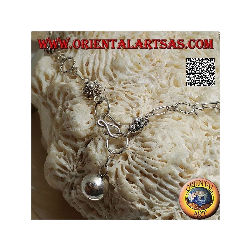 Bracelet en argent tendre avec fleurs et cercles alternés et cloche finale