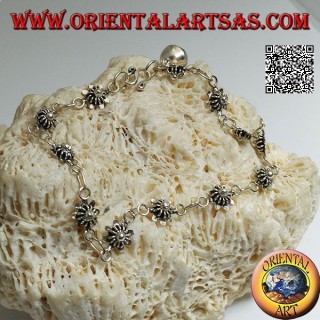 Bracelet en argent tendre avec fleurs avec plaque en dessous et cloche finale