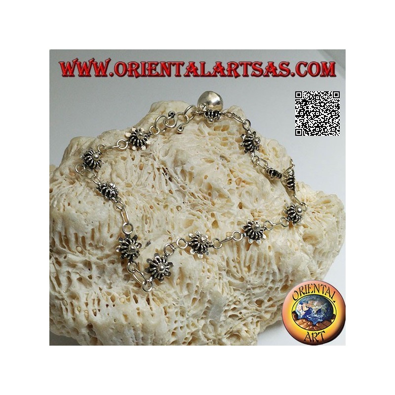 Weiches Silberarmband mit Blumen mit Teller unten und letzter Glocke