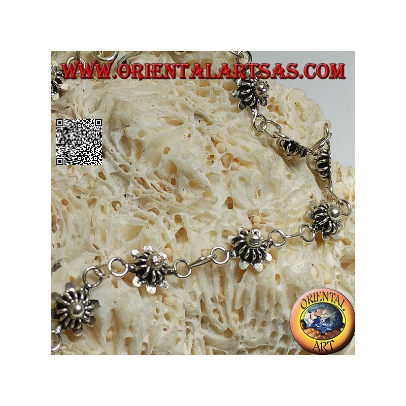 Bracciale in argento morbido con fiori con piastra sotto e campanella finale