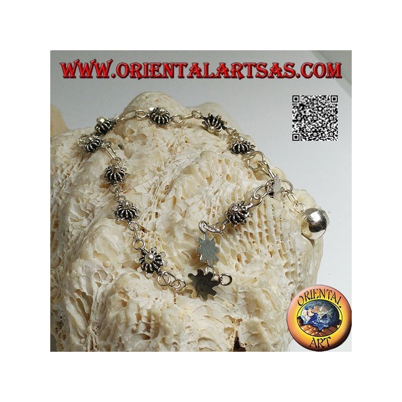 Pulsera de plata suave con flores con placa debajo y campana final