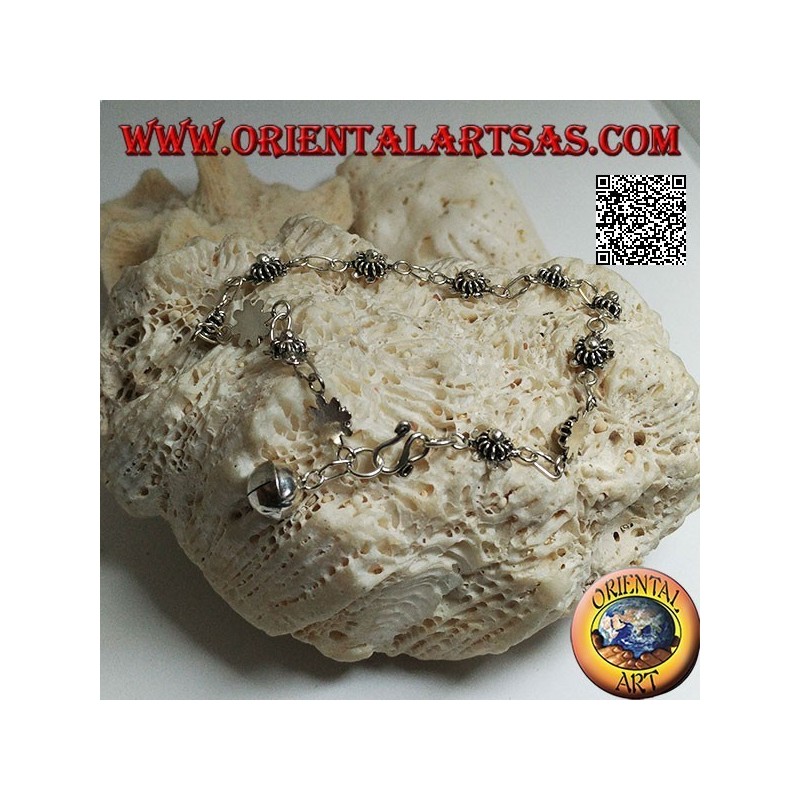 Bracciale in argento morbido con fiori con piastra sotto e campanella finale