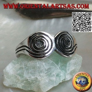 Anillo de plata con dos espirales grabadas colocadas una al lado de la otra.