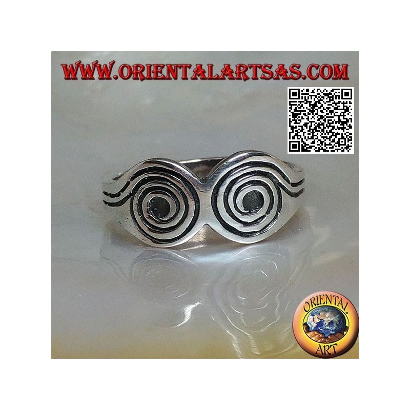 Silver ring with two engraved spirals placed side by side