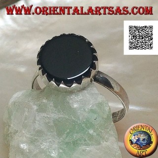 Bague en argent avec onyx rond plat serti de dents sur un sertissage simple