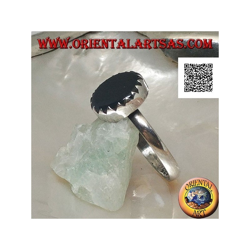 Bague en argent avec onyx rond plat serti de dents sur un sertissage simple